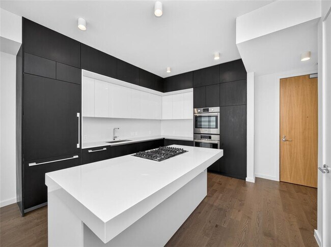 Building Photo - 313 W 17th St