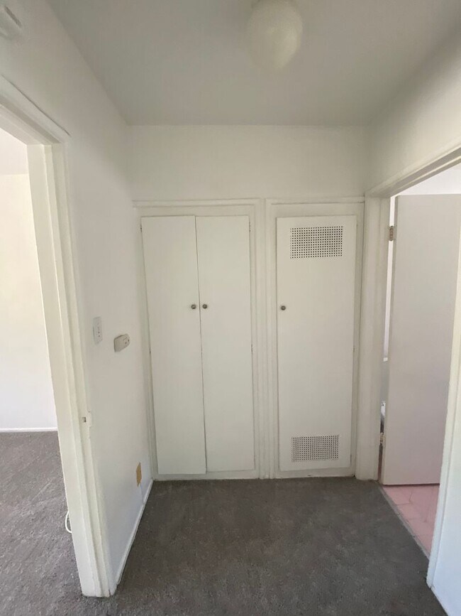 Building Photo - 1 Bedroom 1 Bath Apartment in Los Feliz!