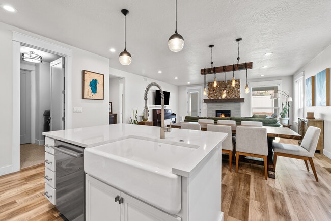 Building Photo - 3340 W Lassen Dr