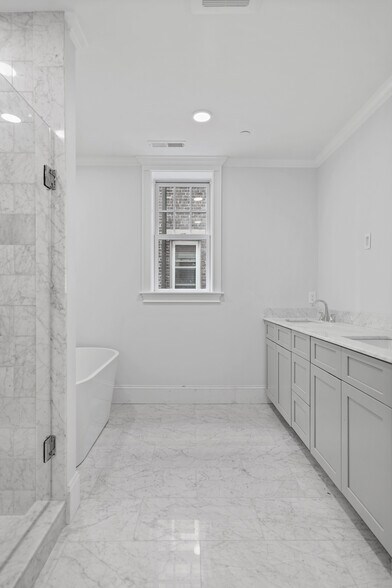 Building Photo - 124 Longwood Ave