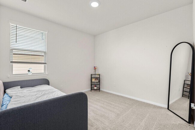 Building Photo - 381 Evergreen Sumac Lp