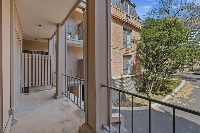 Building Photo - Rare rental: Chateau Dijon 1/1 in Alamo Heights