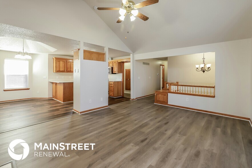 Building Photo - 309 SW Creek Ridge Drive .