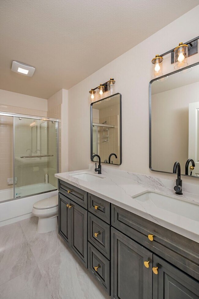 Building Photo - Fully Furnished! Prestige Luxury Single 5bed 3bath House