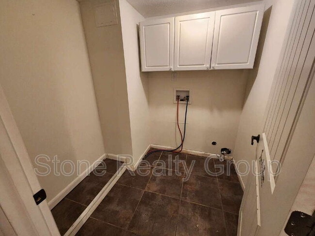 Building Photo - 44 Allendale Ln