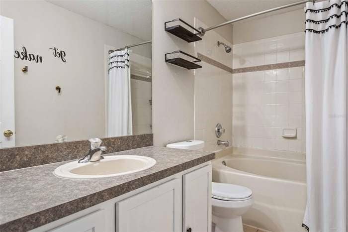 Upstairs Hallway Bath - 9412 Charlesberg Dr