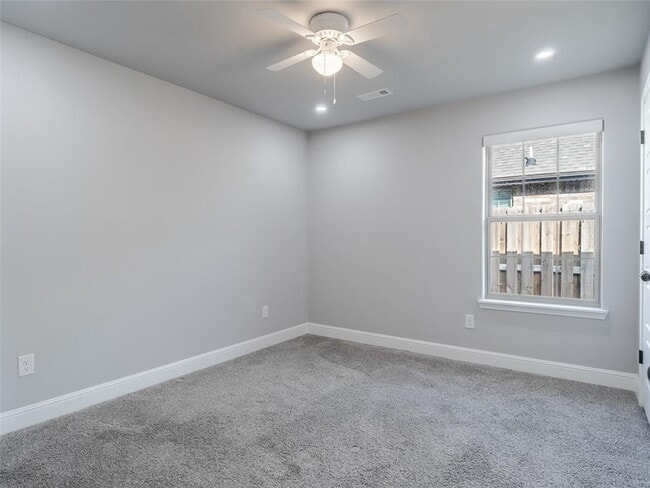 Building Photo - 910 Redfree Dr