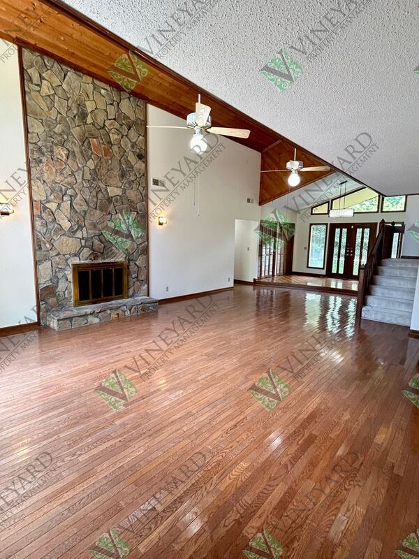 Building Photo - 115 Nesbit Ferry Pl