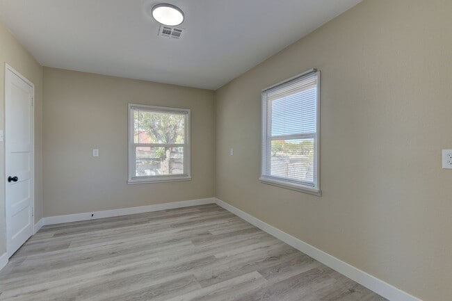 Building Photo - 2p1940