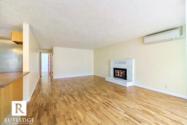 Building Photo - Sunlight & Sunrooms 2 Bedroom -  1 Full Bath - Fireplace