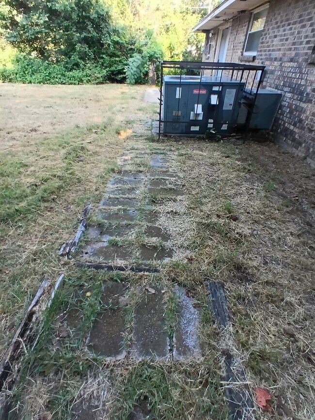 Building Photo - Wonderful Kitchen & New flooring! FIRST FU...