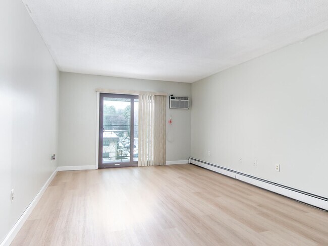 Building Photo - 8 Strawberry Bank Rd