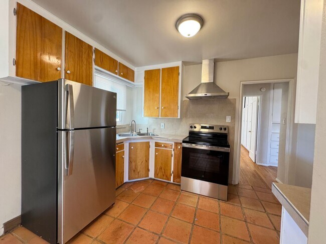 Building Photo - Victory Hills Charm!