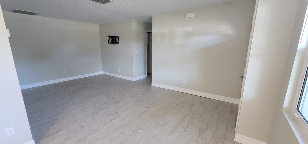 Building Photo - 369 Diamond St