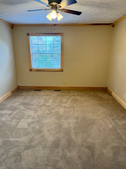 Building Photo - 1616 Spring Valley Dr