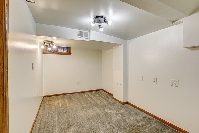 Building Photo - 40 N Lakewood Gardens Ln