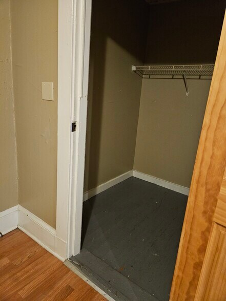 Building Photo - 3 King Ct