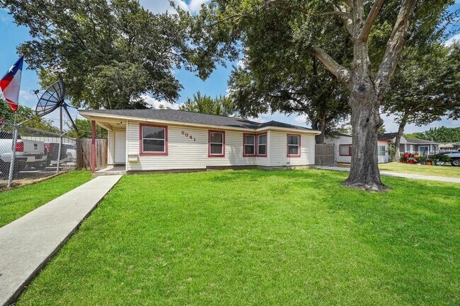 Building Photo - 8041 Howard Dr
