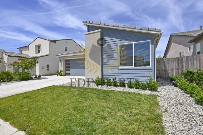 Building Photo - 502 Traverse Dr S