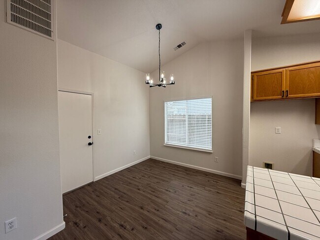 Building Photo - Newly updated single story 3 bedroom!