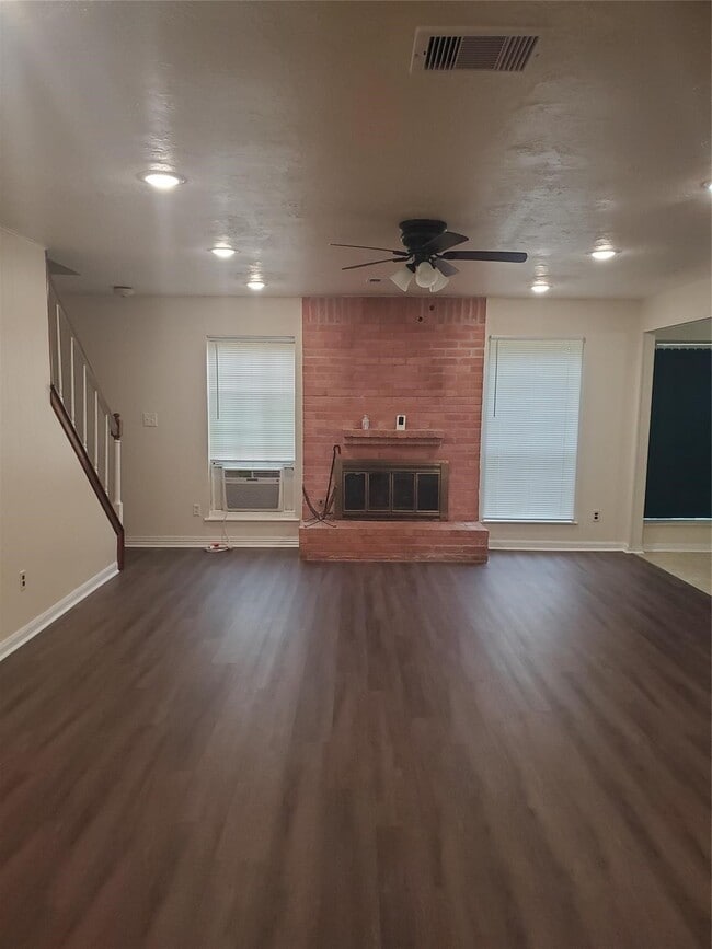 Building Photo - 204 Banyan Dr
