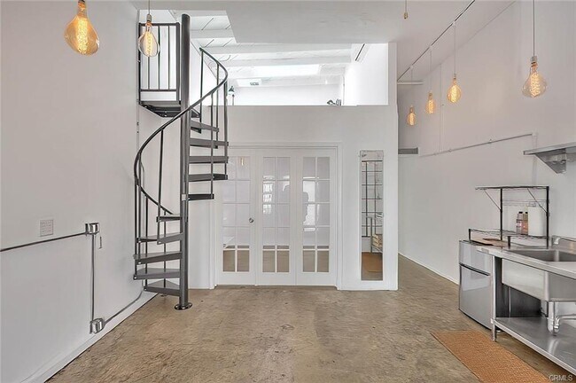 Building Photo - 1135 N La Brea Ave