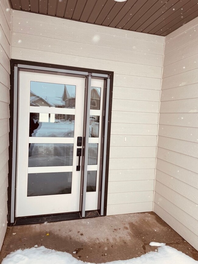 Building Photo - 3 Bd / 2.5 Bath