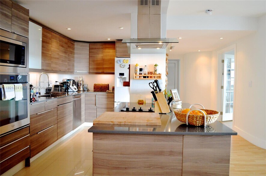 Building Photo - 2451 Brickell Ave