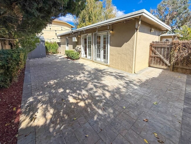 Building Photo - Beautifully updated 2 Bedroom Near Downtow...