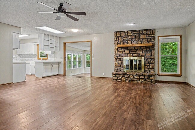 Building Photo - West Gate Area Home | Home | Unfurnished