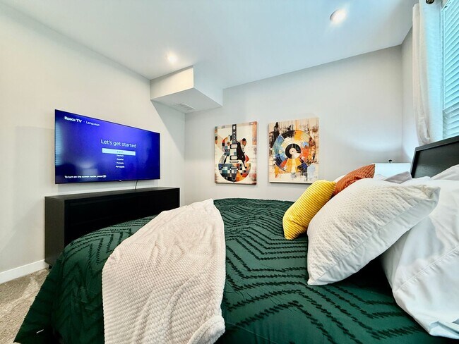 Building Photo - Central, luxury townhome in the heart of Liberty