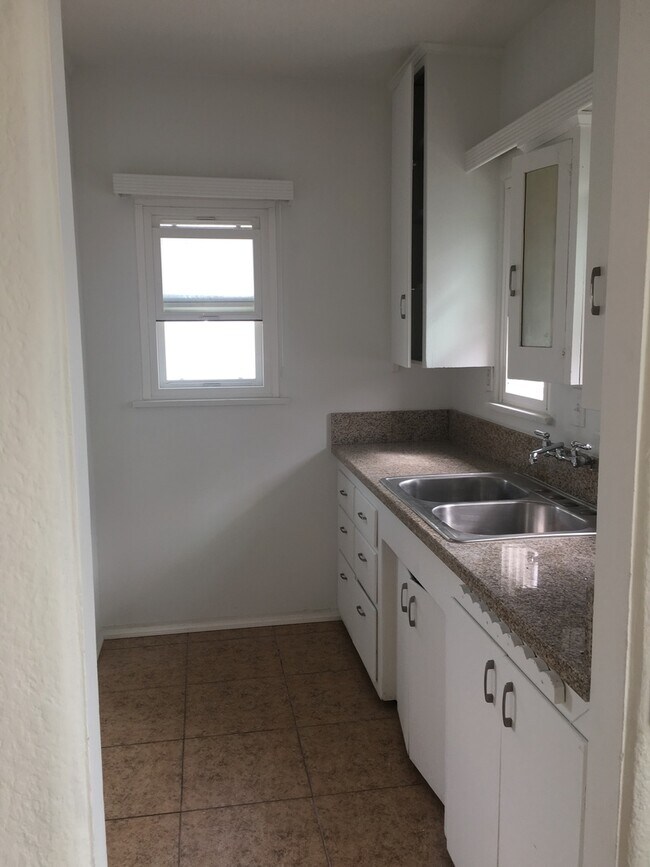 Building Photo - 605 1/2-742-742 Virginia St