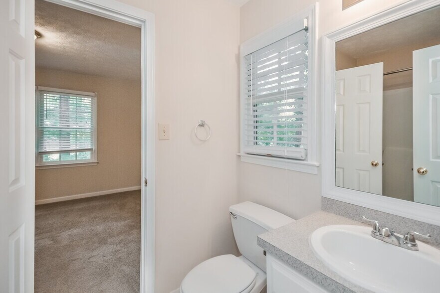 Building Photo - 175 Meadowbrook Dr
