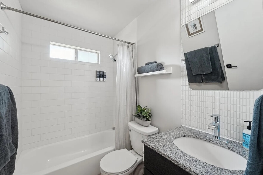 Building Photo - Room in House on Rosewood Ct