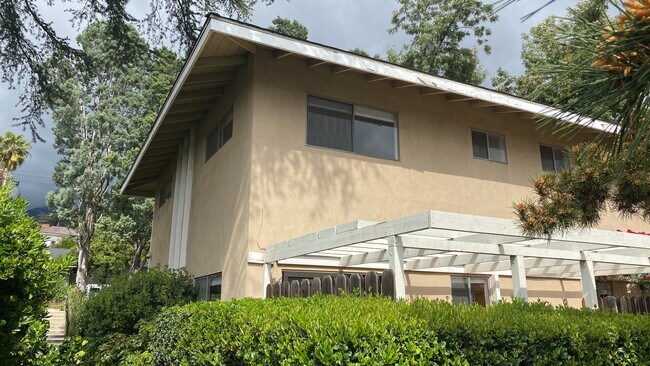 Building Photo - 770 E Mariposa St