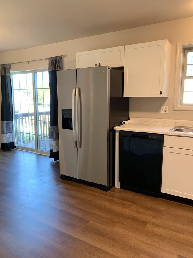Building Photo - Make This Beautiful 3-Bedroom Townhouse Yo...