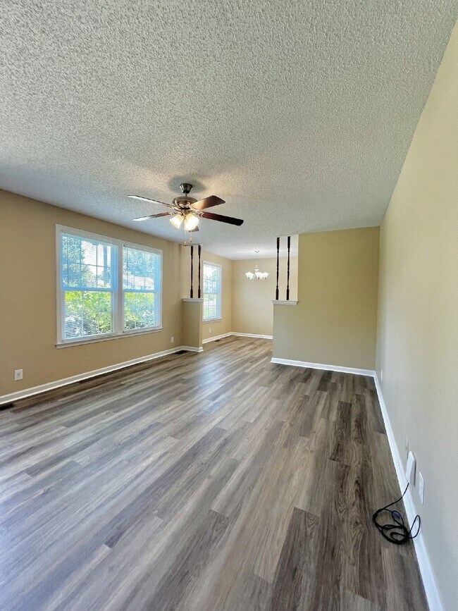 Building Photo - "Charming 3-Bedroom Rental with Modern Amenities in Clarksville, TN!"