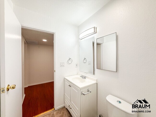 Building Photo - 221 W Elm Ave