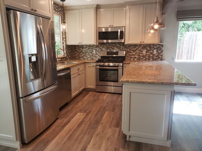 Building Photo - Beautifully Updated Single Level