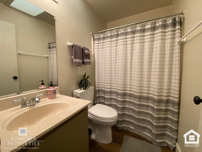 Building Photo - Furnished 2bd/2ba Condo!