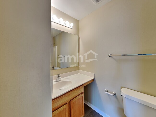 Building Photo - 130 Appleby St NE