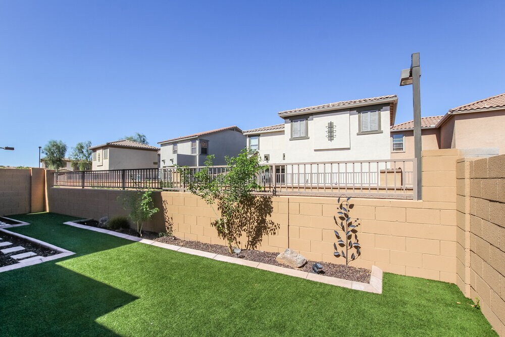 Building Photo - 18538 W Fairway Dr