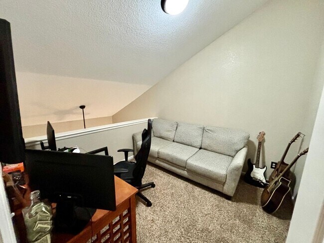 Building Photo - Spacious 2 Bed 2.5 Bath Townhouse in Northeast Fort Collins
