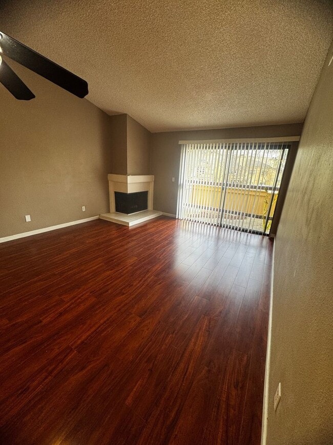 Building Photo - Spacious 2 bedroom 2 bath condo with Laundry Inside!!!