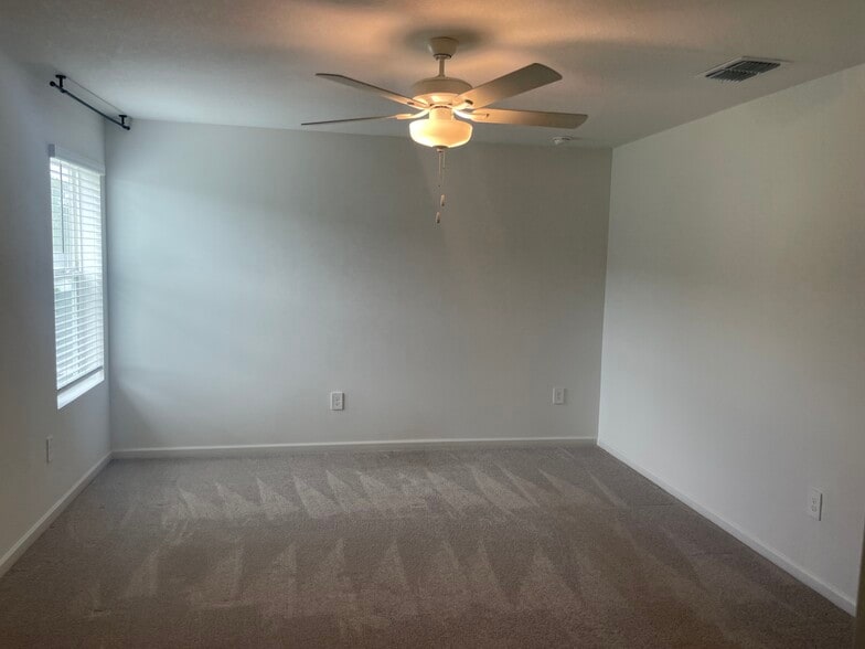 Building Photo - 3170 NE 36th Pl