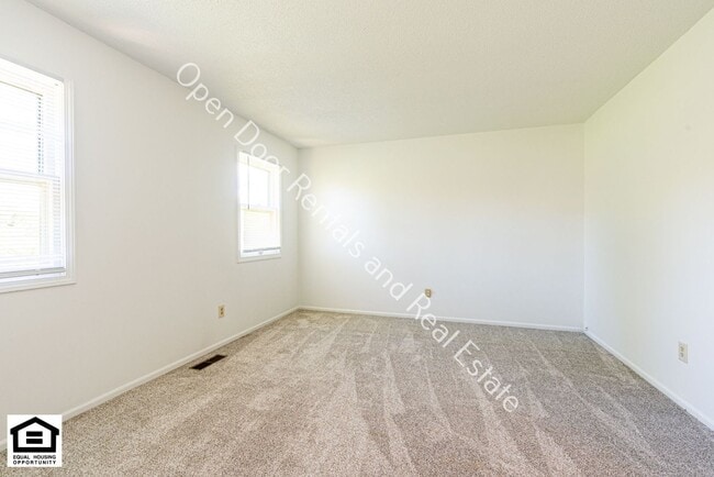 Building Photo - 5005/5007 Vermont Ln.