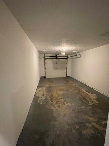 Building Photo - 10751 Ruckle St