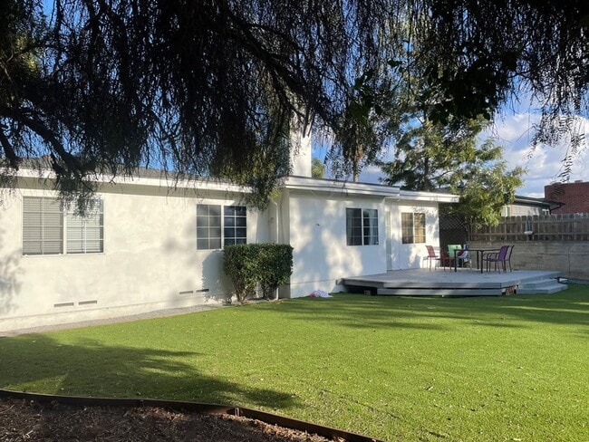 Building Photo - Great Views! Large 5 Bed 2 Bath House with a Quick Walk to Campus!!