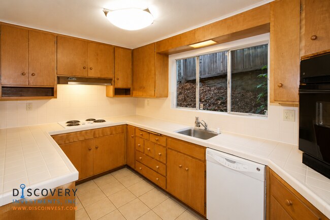 Building Photo - Contemporary North Berkeley 2 Bedroom Condominium