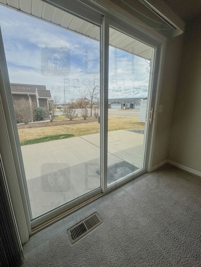 Building Photo - 2 Bed/ 2 Bath twin home in HOA community